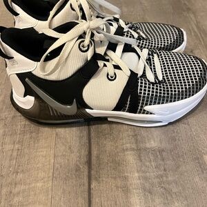 LeBron Nike basketball/ volleyball sneakers youth 6.5/ women’s sz8